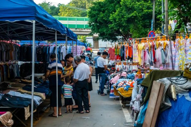 地攤衣服 地攤衣服